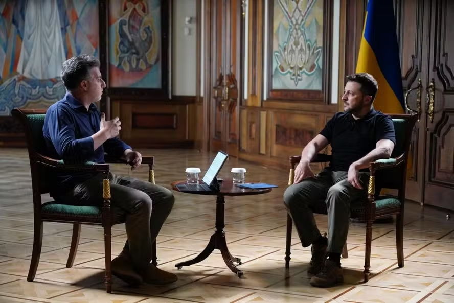 Luciano Huck entrevista Zelensky em meio a bombardeio e ouve críticas do presidente ucraniano a Lula