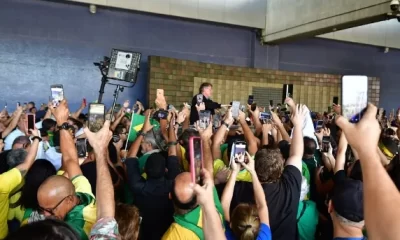 Bolsonaro é ovacionado em reduto de Lula e público pede sua volta