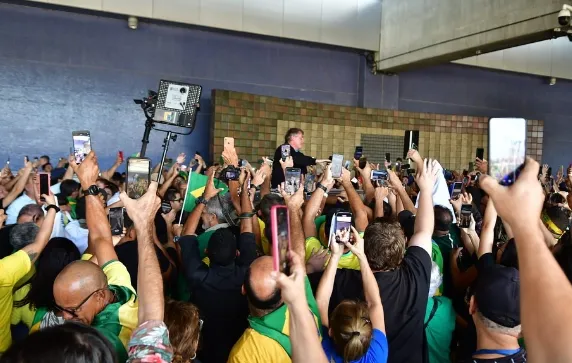 Bolsonaro é ovacionado em reduto de Lula e público pede sua volta