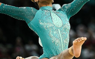 Rebeca Andrade ganha o ouro e se torna maior medalhista do Brasil