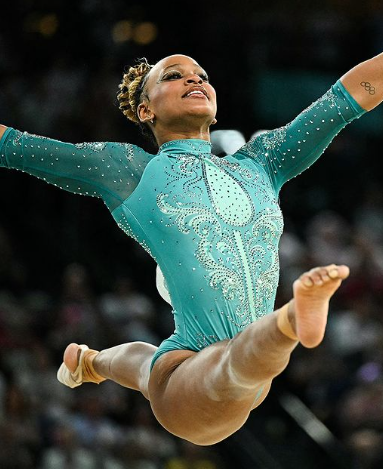 Rebeca Andrade ganha o ouro e se torna maior medalhista do Brasil