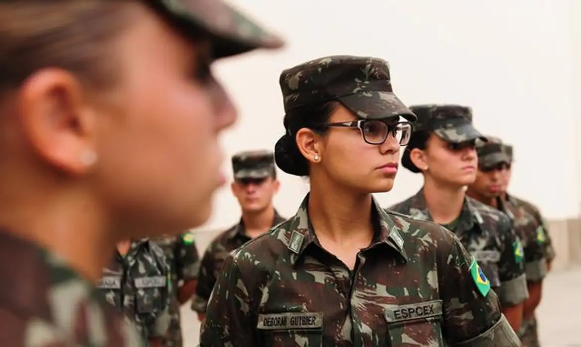 Serviço militar para mulheres passa a ser permitido acima dos 18 anos