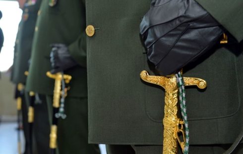 Exército gasta R$ 841 mil em espadas de ouro enquanto crise atinge o país