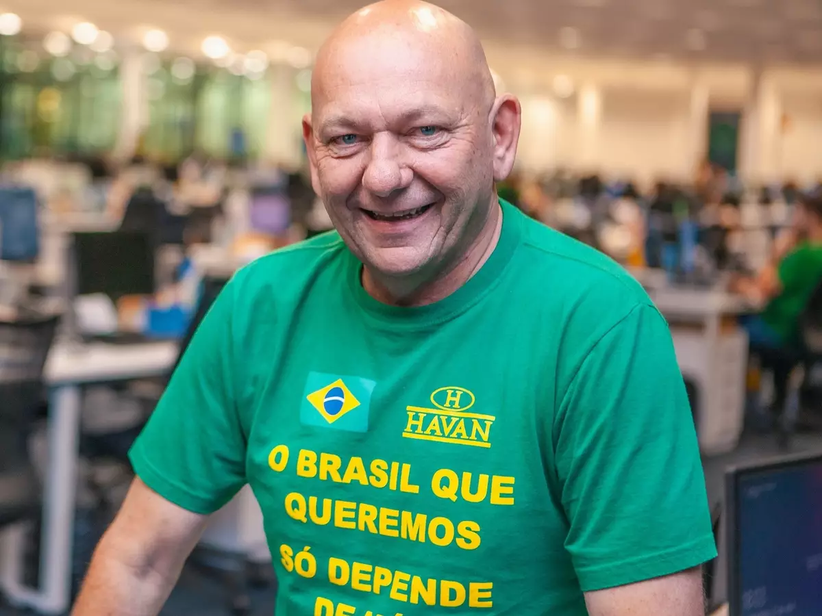 Após 2 anos off-line, Moraes devolve redes sociais de Luciano Hang