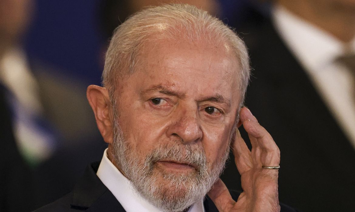 Lula envia 62 bombeiros para combater incêndios na Bolívia enquanto queimadas dominam o país