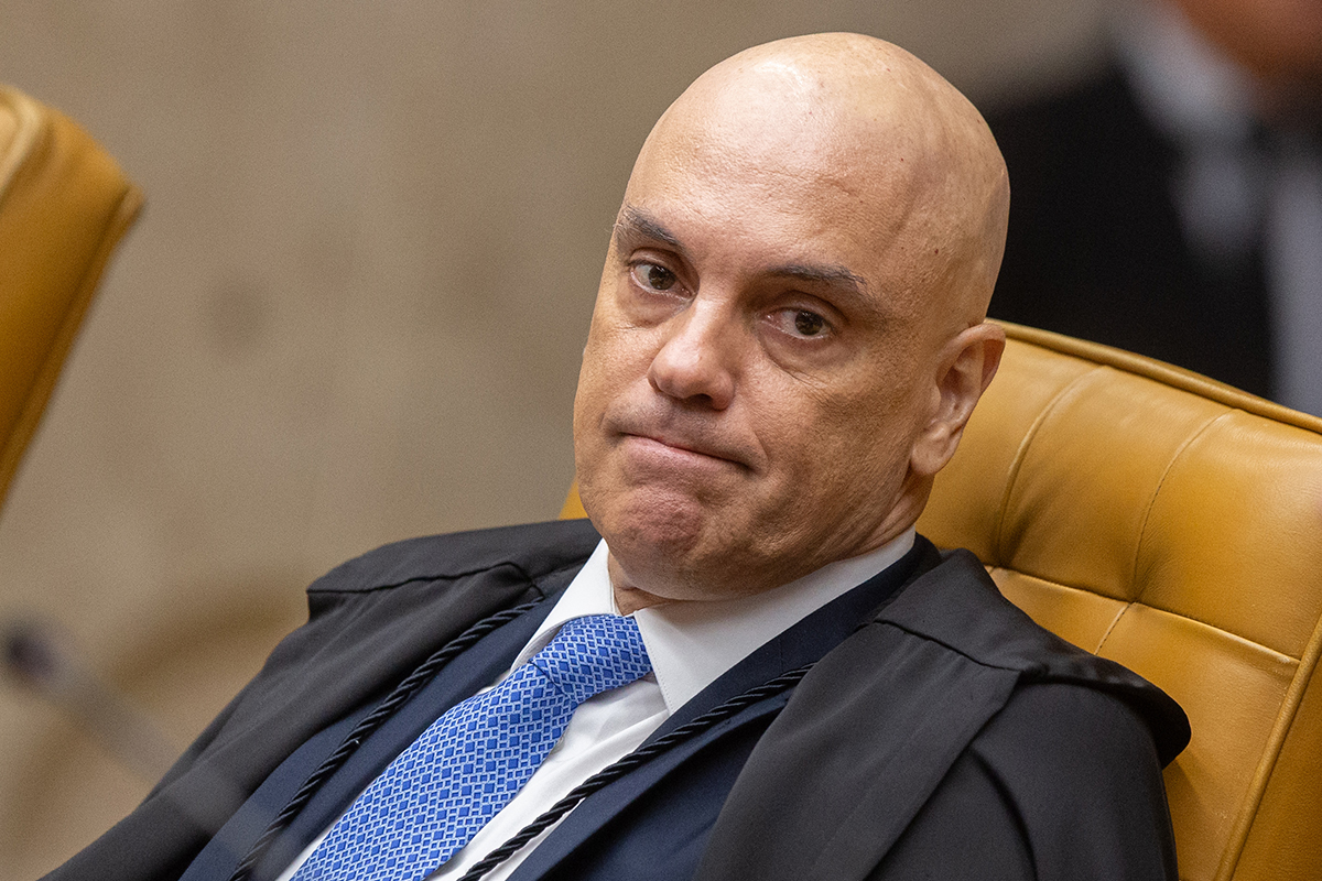 Após pagamento de R$ 28,6 milhões, Moraes libera retorno da rede X no Brasil