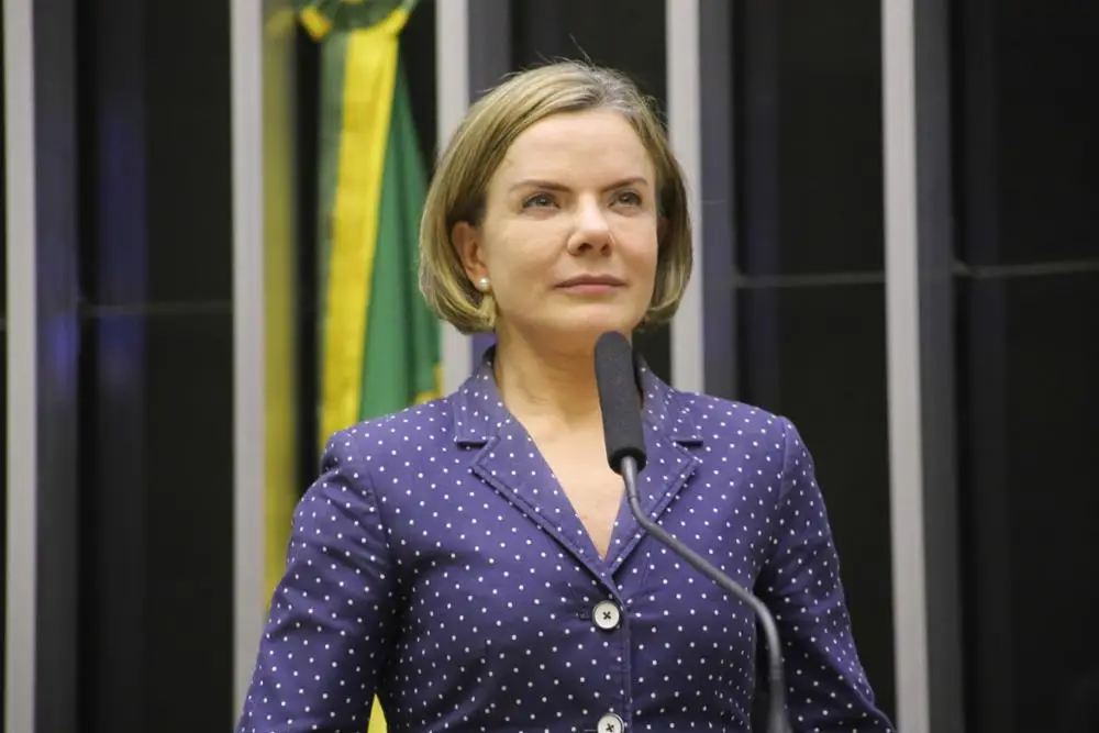 Gleisi Hoffmann pede que governo Lula ajude Cuba a se reerguer