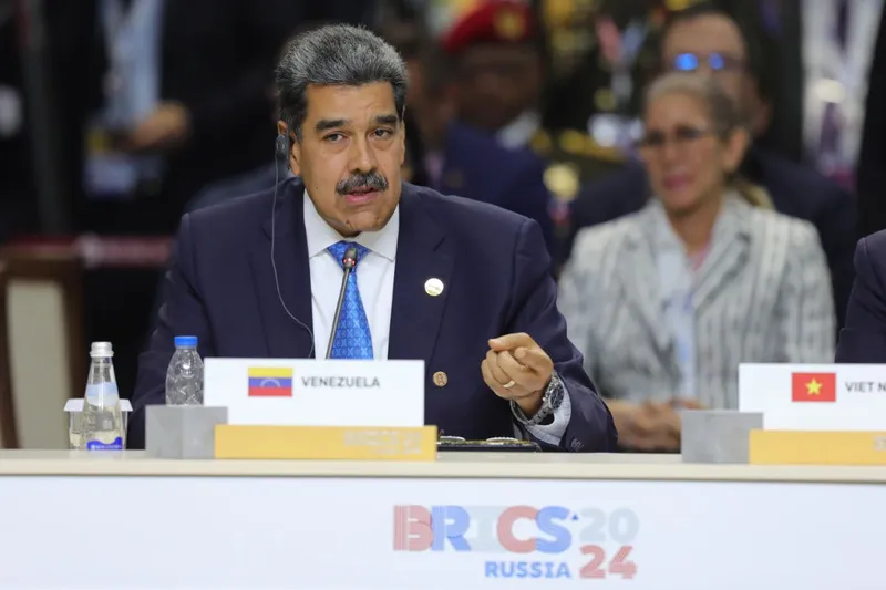 Maduro afirma que a letra “b” do Brics se refere a "Bolívar", mas sigla representa o Brasil