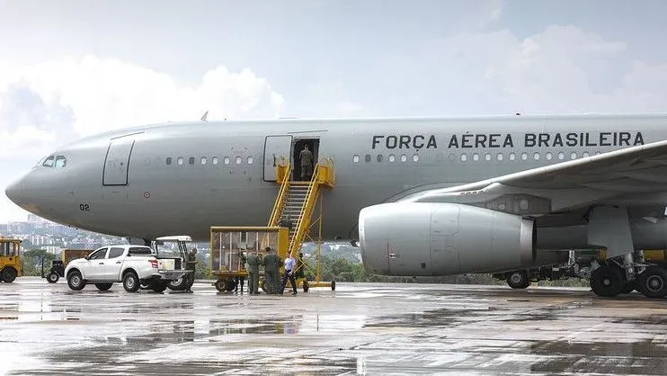 Voo da FAB que irá resgatar brasileiros no Líbano sofre atraso