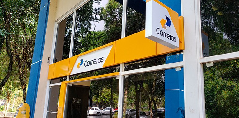 Correios atrasa salários de funcionários após crise durante governo Lula